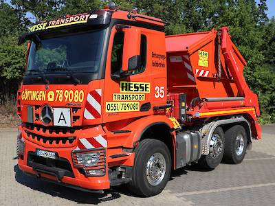 Lkw mit Container zur Abfallentsorgung