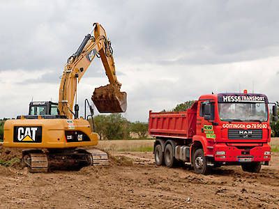 Großer Bagger bei Tiefbau