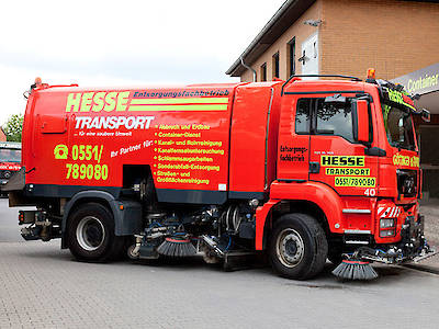 Straßenreinigung mit Reinigungsfahrzeug