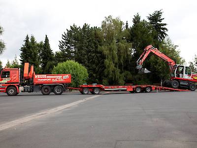 Lkw mit Container zur Abfallentsorgung