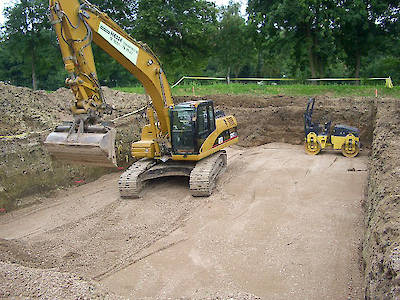 Bagger in Grube